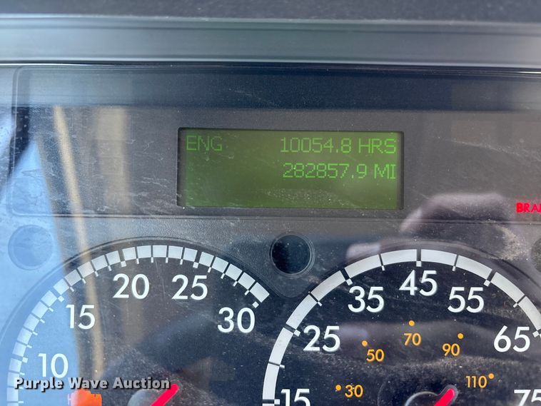 image for item EL2495 2015 Freightliner Cascadia semi truck