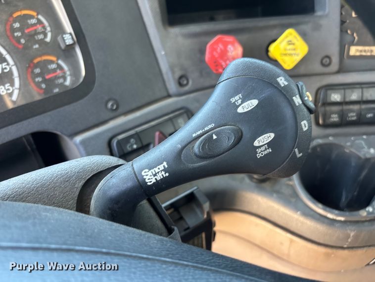image for item EL2495 2015 Freightliner Cascadia semi truck