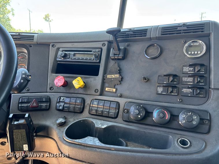 image for item EL2495 2015 Freightliner Cascadia semi truck