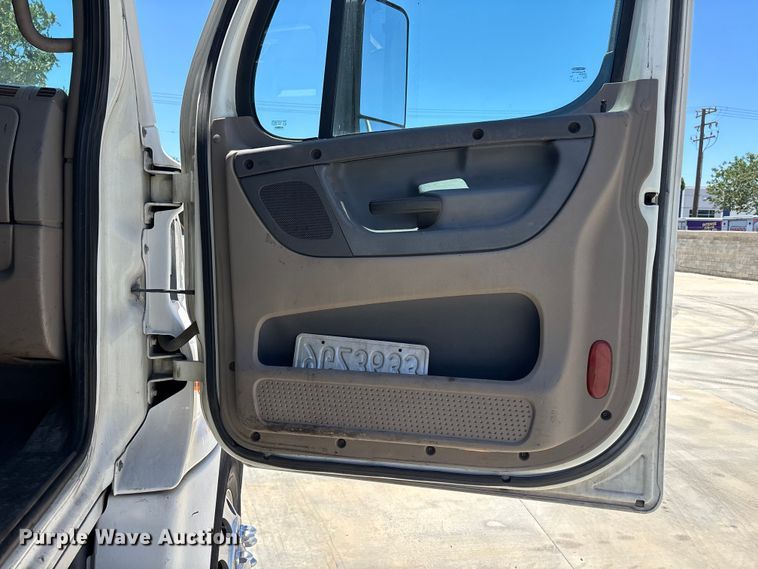 image for item EL2495 2015 Freightliner Cascadia semi truck