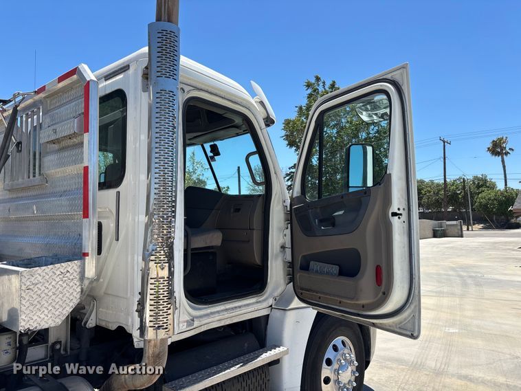 image for item EL2495 2015 Freightliner Cascadia semi truck