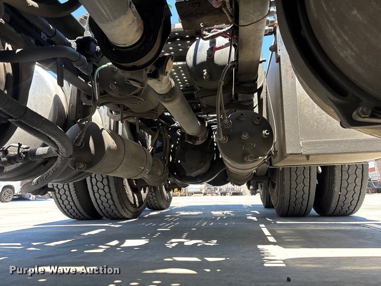 image for item EL2495 2015 Freightliner Cascadia semi truck