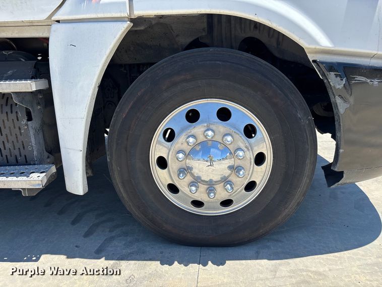 image for item EL2495 2015 Freightliner Cascadia semi truck