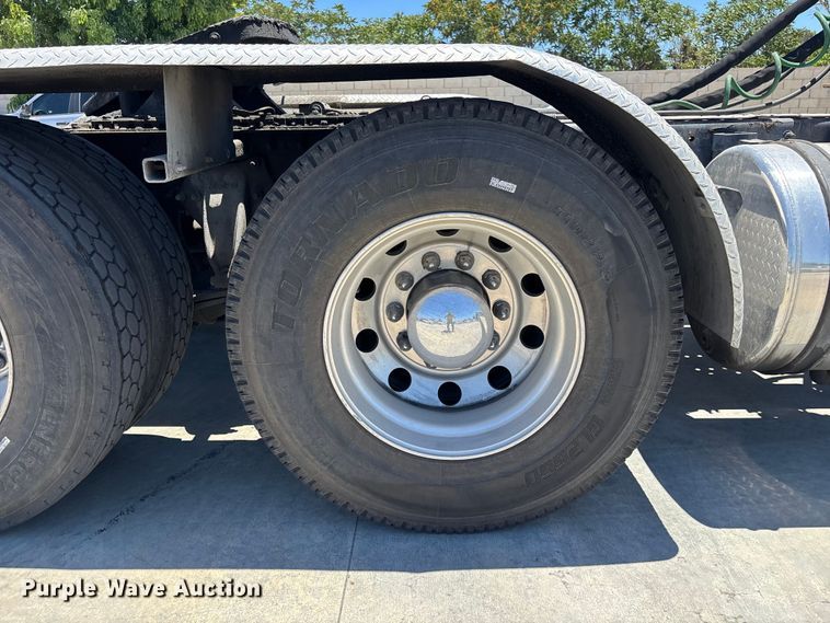 image for item EL2495 2015 Freightliner Cascadia semi truck