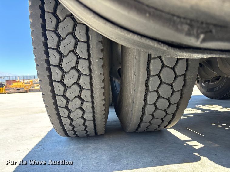 image for item EL2495 2015 Freightliner Cascadia semi truck