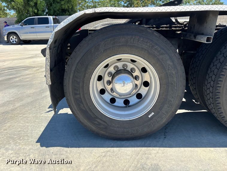 image for item EL2495 2015 Freightliner Cascadia semi truck