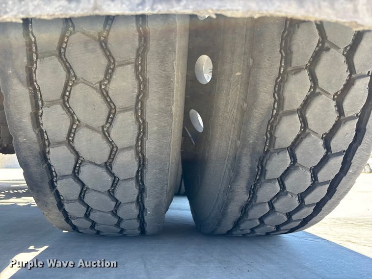 image for item EL2495 2015 Freightliner Cascadia semi truck