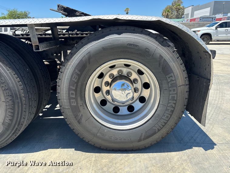 image for item EL2495 2015 Freightliner Cascadia semi truck