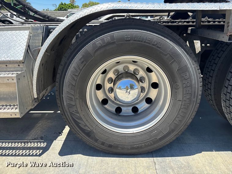image for item EL2495 2015 Freightliner Cascadia semi truck