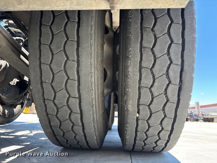 image for item EL2495 2015 Freightliner Cascadia semi truck