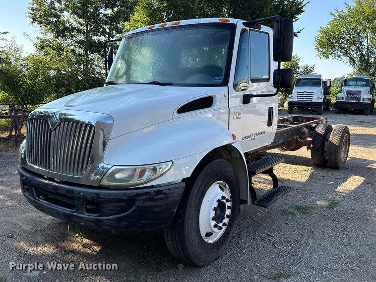 image for item EN0392 2005 International 4200 truck cab and chassis