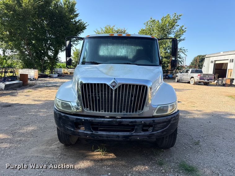 image for item EN0392 2005 International 4200 truck cab and chassis