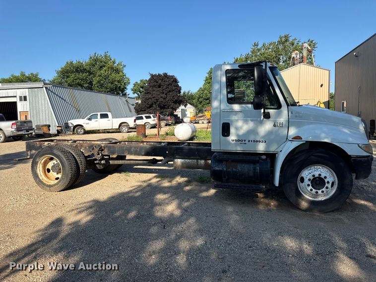 image for item EN0392 2005 International 4200 truck cab and chassis