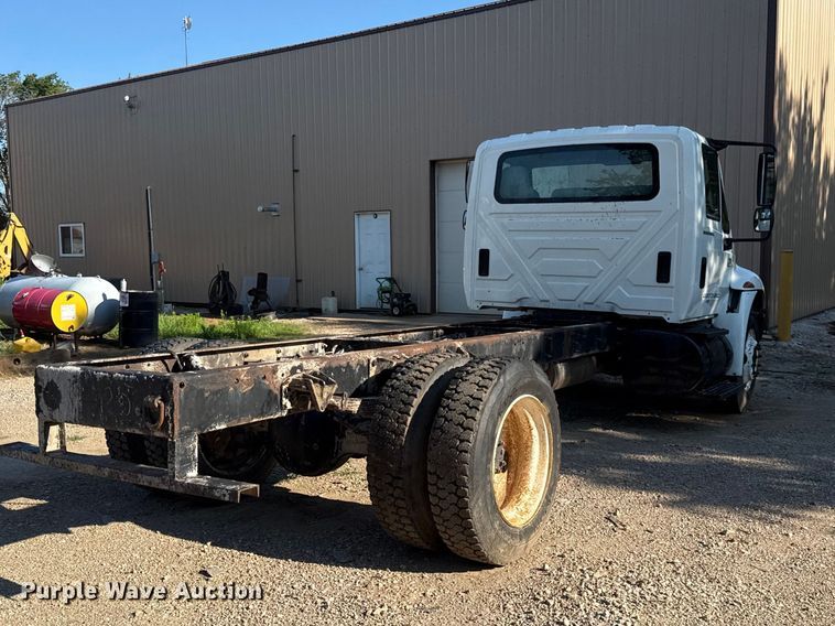 image for item EN0392 2005 International 4200 truck cab and chassis