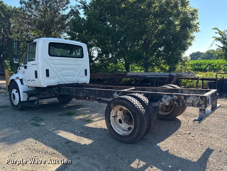 image for item EN0392 2005 International 4200 truck cab and chassis