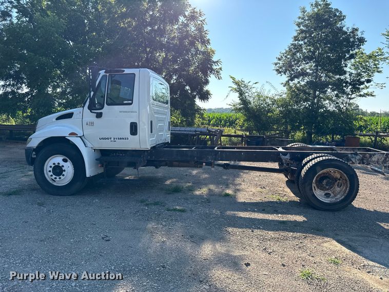 image for item EN0392 2005 International 4200 truck cab and chassis