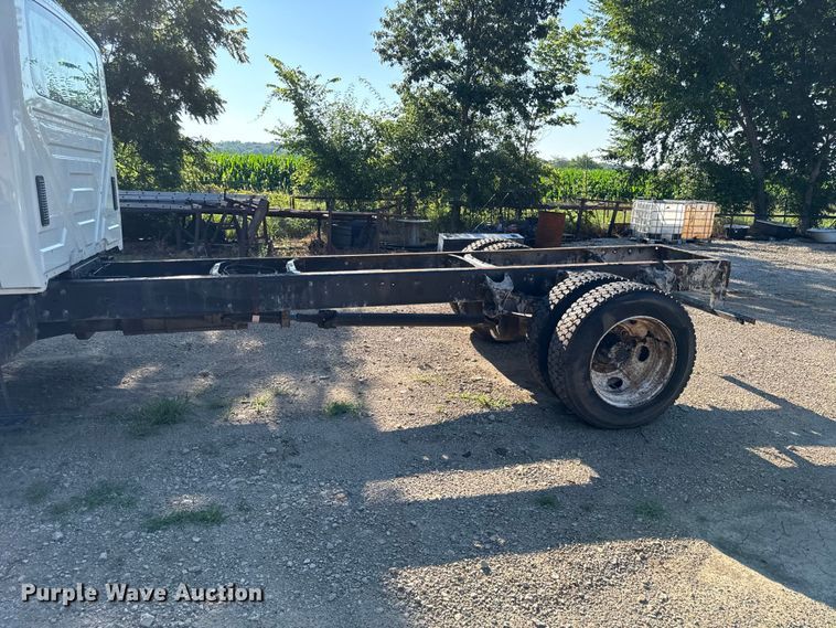 image for item EN0392 2005 International 4200 truck cab and chassis