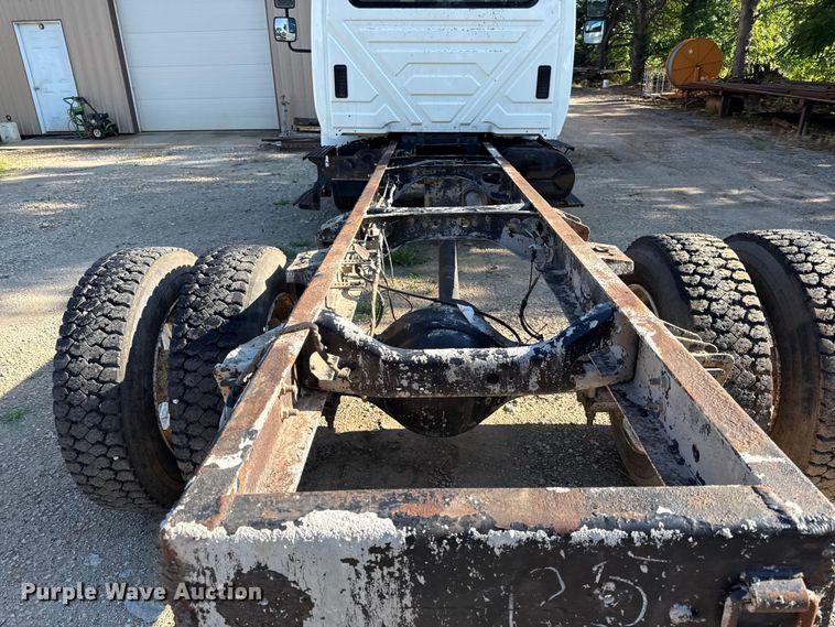 image for item EN0392 2005 International 4200 truck cab and chassis