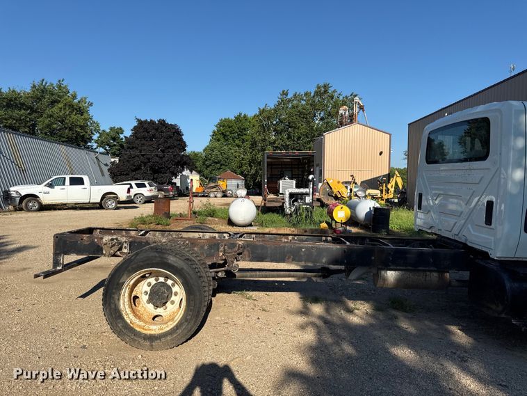 image for item EN0392 2005 International 4200 truck cab and chassis
