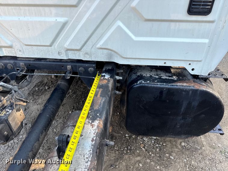 image for item EN0392 2005 International 4200 truck cab and chassis