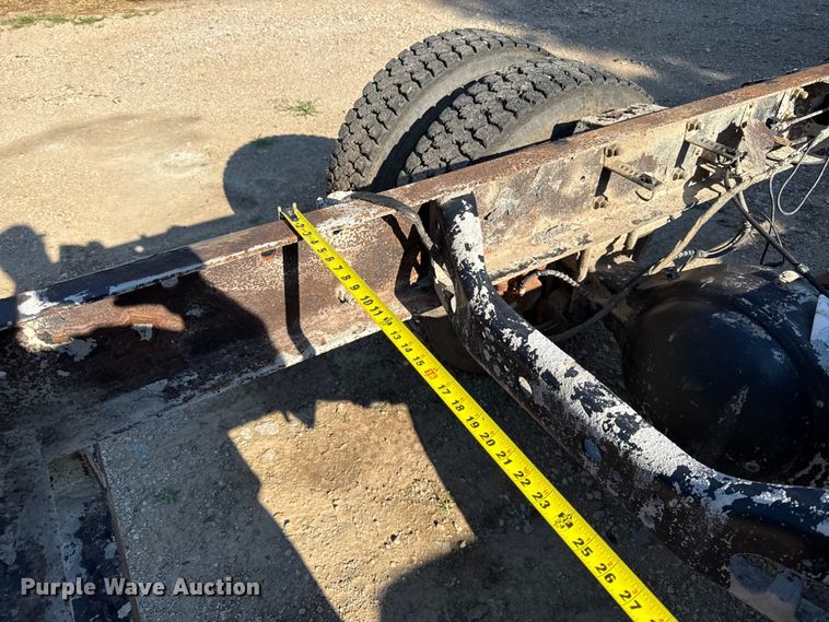 image for item EN0392 2005 International 4200 truck cab and chassis