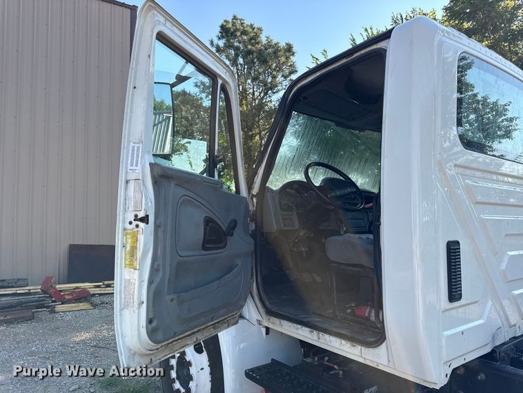 image for item EN0392 2005 International 4200 truck cab and chassis