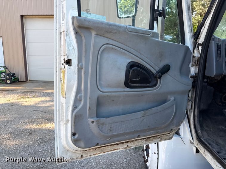 image for item EN0392 2005 International 4200 truck cab and chassis