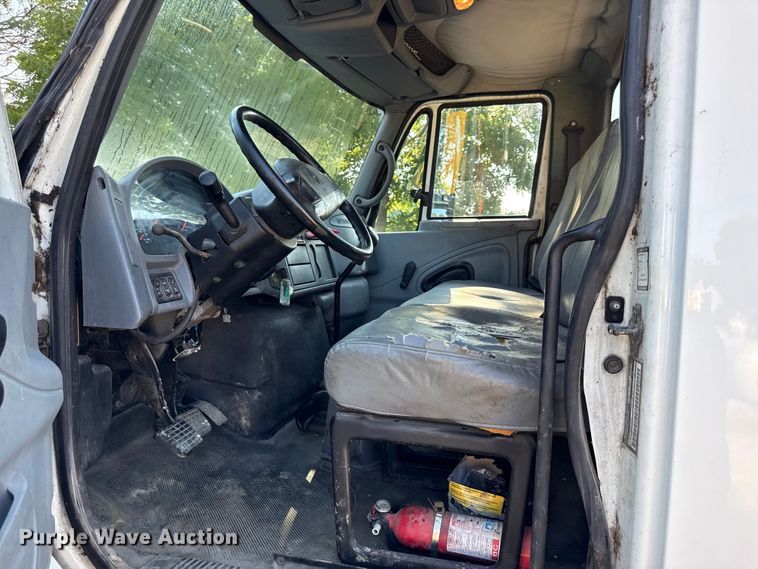 image for item EN0392 2005 International 4200 truck cab and chassis
