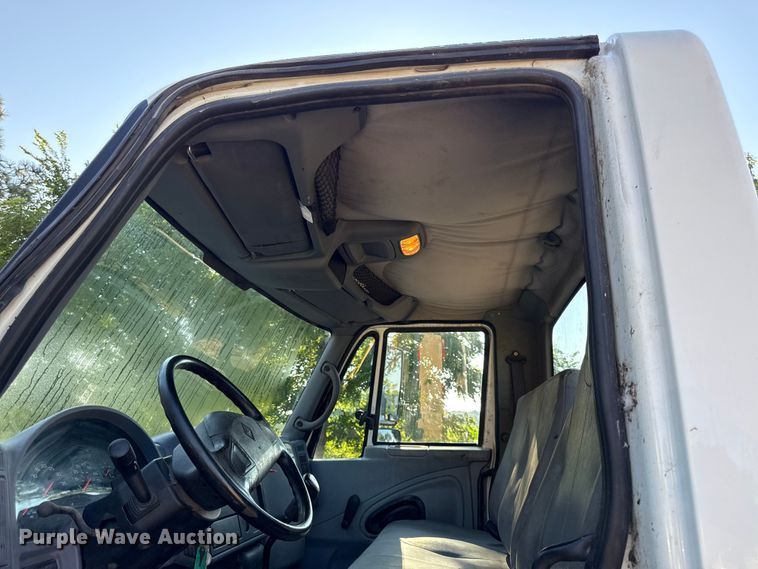 image for item EN0392 2005 International 4200 truck cab and chassis