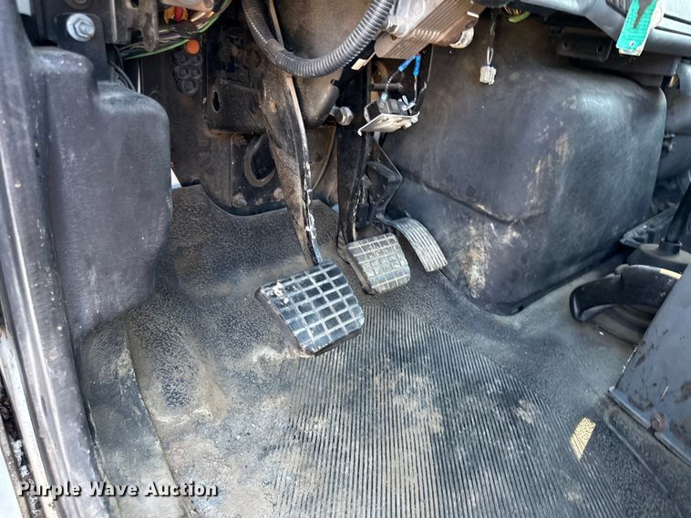 image for item EN0392 2005 International 4200 truck cab and chassis