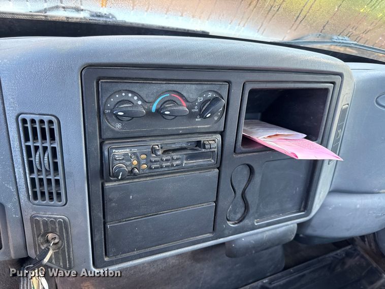 image for item EN0392 2005 International 4200 truck cab and chassis