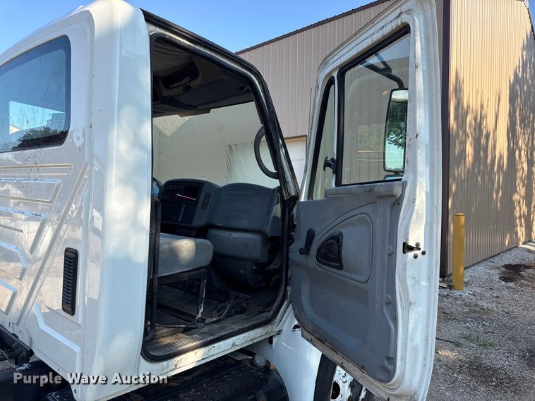 image for item EN0392 2005 International 4200 truck cab and chassis
