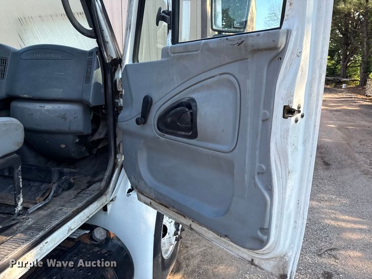 image for item EN0392 2005 International 4200 truck cab and chassis