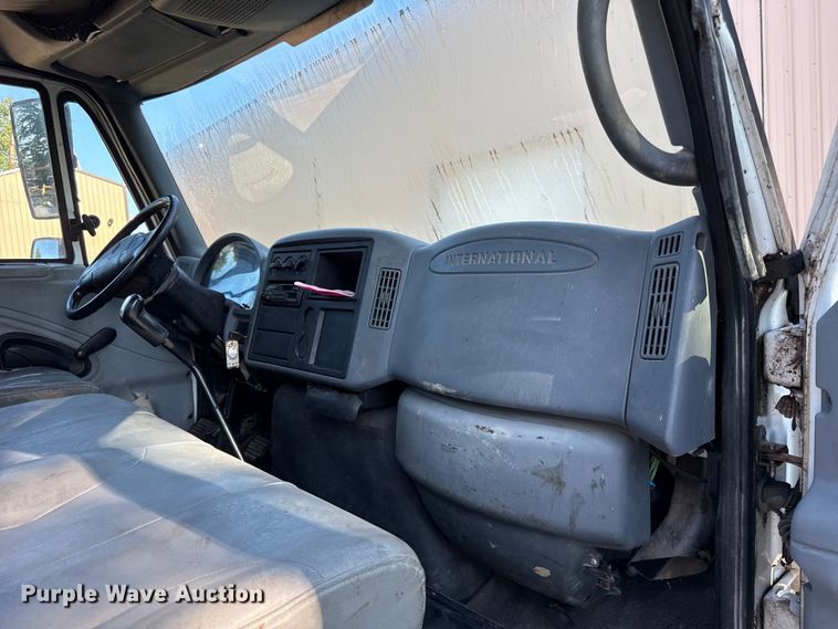 image for item EN0392 2005 International 4200 truck cab and chassis