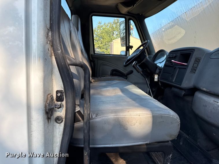 image for item EN0392 2005 International 4200 truck cab and chassis