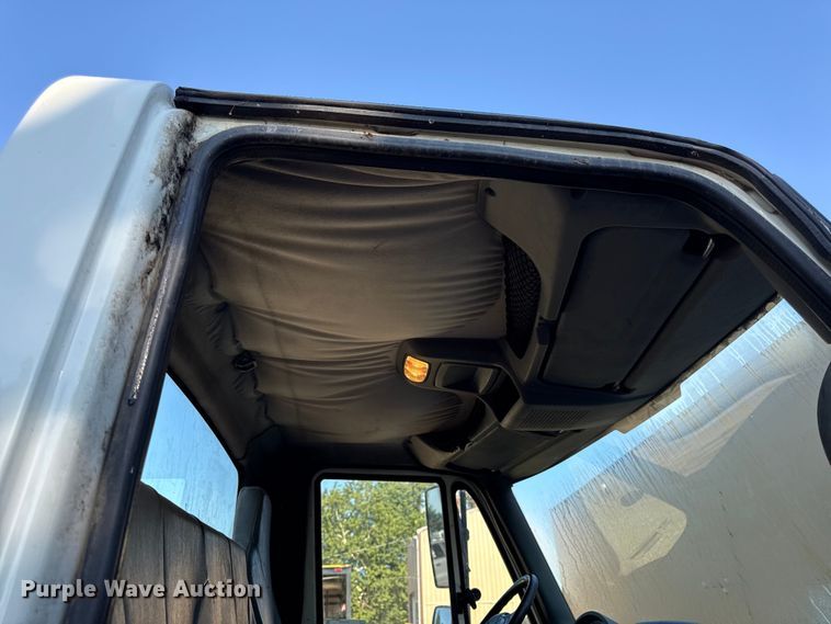 image for item EN0392 2005 International 4200 truck cab and chassis
