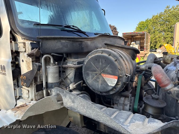 image for item EN0392 2005 International 4200 truck cab and chassis