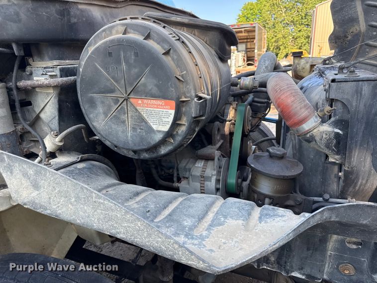 image for item EN0392 2005 International 4200 truck cab and chassis