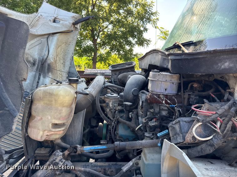image for item EN0392 2005 International 4200 truck cab and chassis