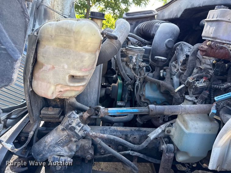 image for item EN0392 2005 International 4200 truck cab and chassis