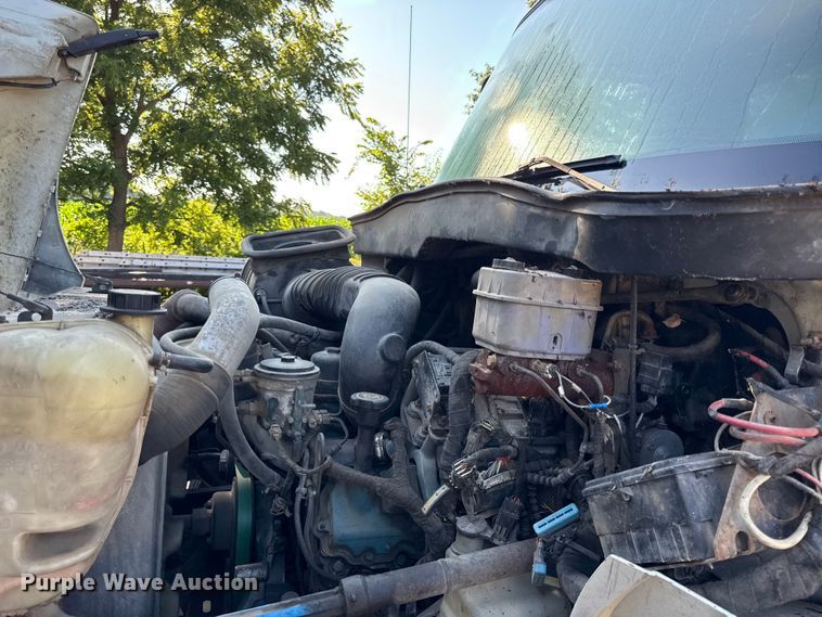 image for item EN0392 2005 International 4200 truck cab and chassis