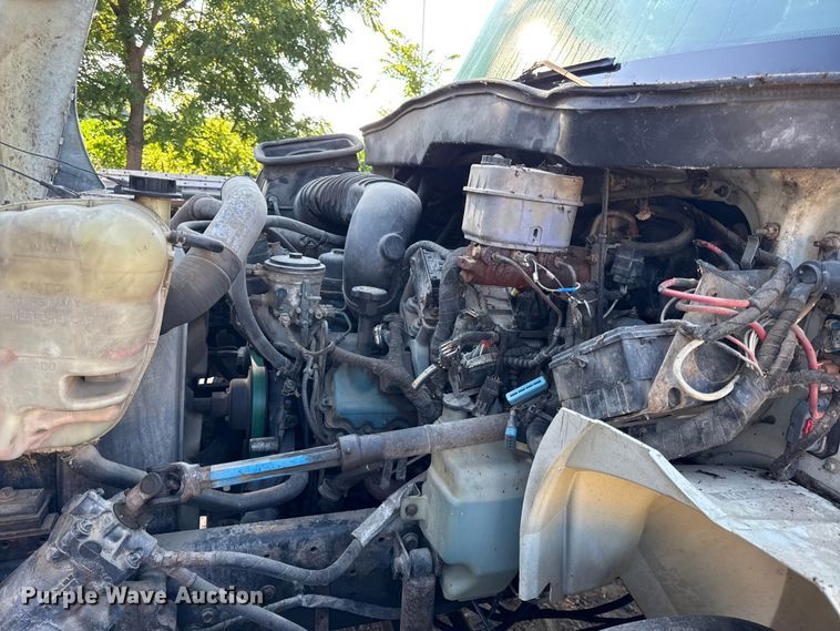 image for item EN0392 2005 International 4200 truck cab and chassis