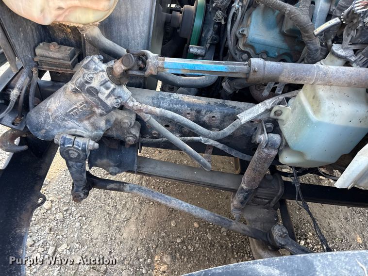 image for item EN0392 2005 International 4200 truck cab and chassis