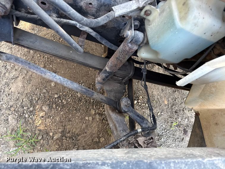 image for item EN0392 2005 International 4200 truck cab and chassis