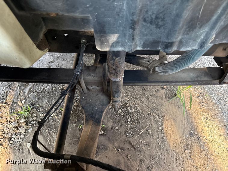 image for item EN0392 2005 International 4200 truck cab and chassis