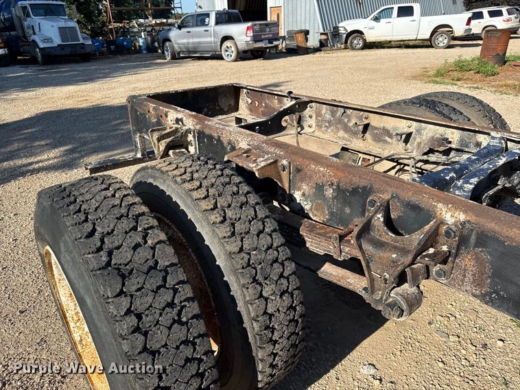 image for item EN0392 2005 International 4200 truck cab and chassis