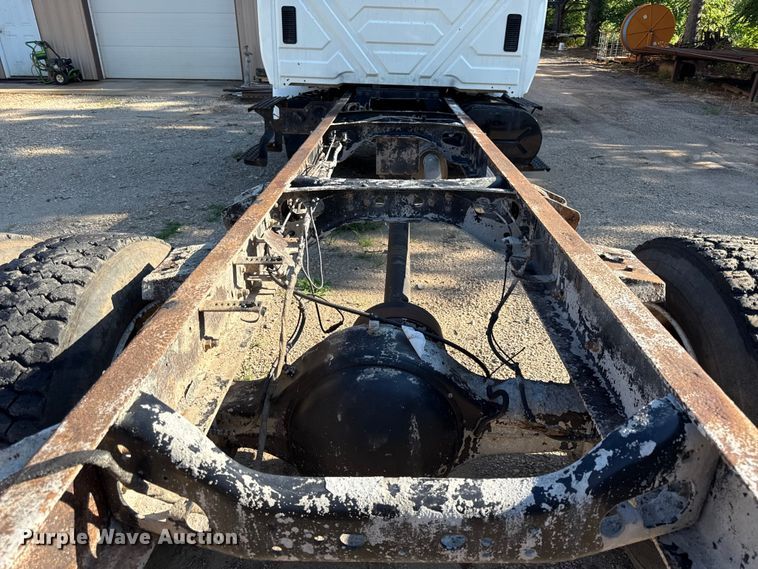 image for item EN0392 2005 International 4200 truck cab and chassis