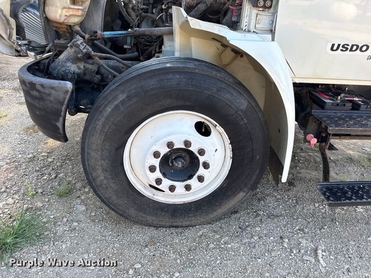 image for item EN0392 2005 International 4200 truck cab and chassis