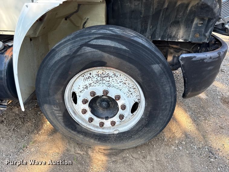 image for item EN0392 2005 International 4200 truck cab and chassis