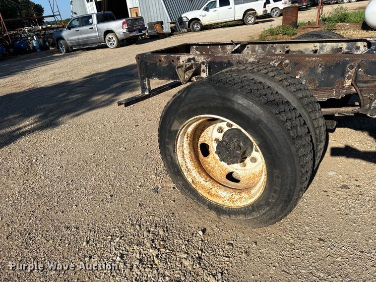 image for item EN0392 2005 International 4200 truck cab and chassis